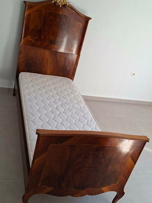 Italian walnut and rosewood bed Louis XV style used, marquetry and bronze details