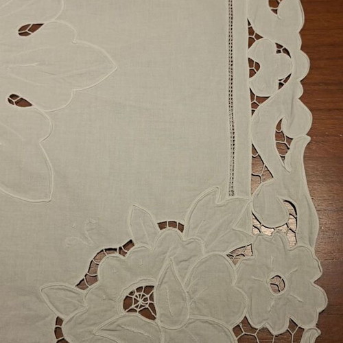 Vintage Richelieu tablecloth with intricate cutwork embroidery and spider motif (78x76 cm)