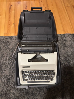 Adler Junior 10 typewriter like new with Latin characters