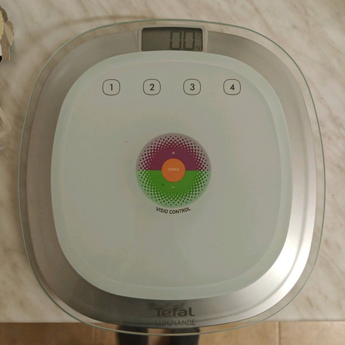 Electronic bathroom scale like new