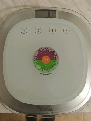 Electronic bathroom scale like new