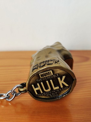 The Incredible Hulk Fist μπρονζέ και χρυσό μεταλλικό μπρελόκ Marvel συλλεκτικό