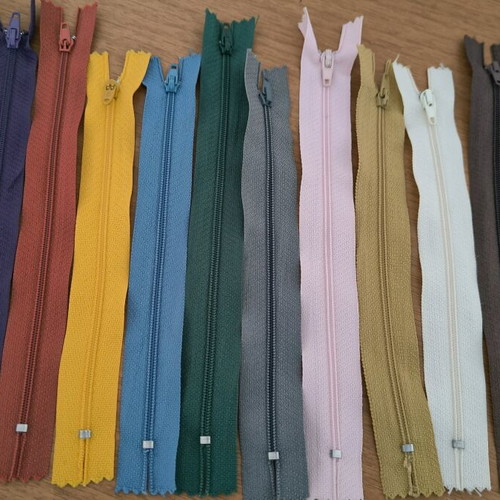 Pack of 12 zippers 18-20 cm