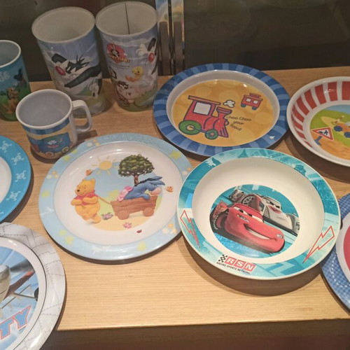 Plastic plates and cups set boy like new, 7 plates 5 cups