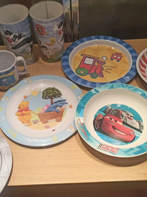Plastic plates and cups set boy like new, 7 plates 5 cups