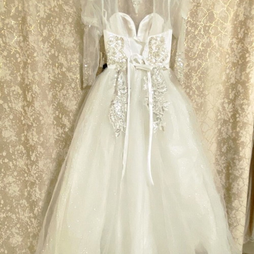 Vintage wedding dress new with embroidered details and tulle