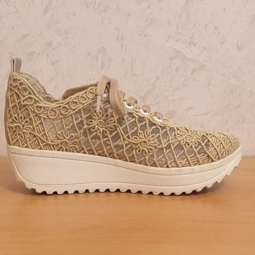 Womens knitted beige shoes size 38 like new