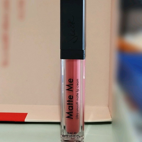 Sleek Matte Me liquid lipstick used, shade Bittersweet 1036