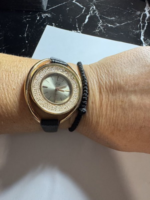 Wristwatch with rhinestones, black and gold