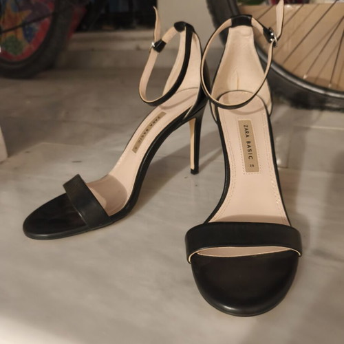 Zara Basic Black Leather Heels with Ankle Strap size 39 like new