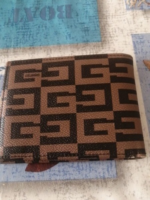 Δερμάτινο αντρικό πορτοφόλι Guess σε εξαιρετική κατάσταση