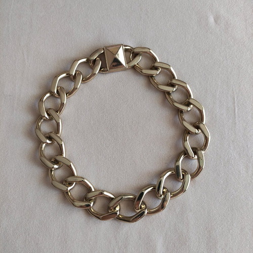 Chunky gold chain necklace used with magnetic clasp