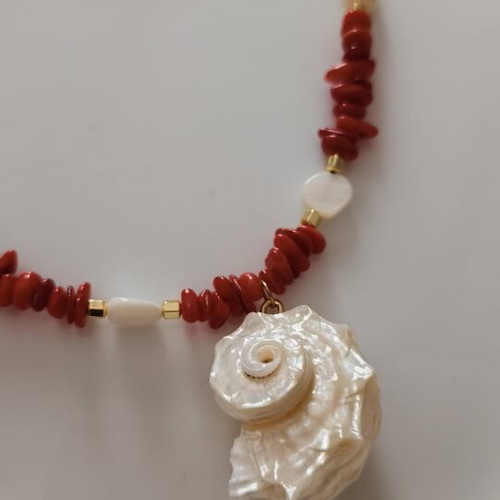 Shell necklace with chips and shell pendant, new