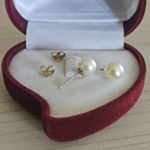 Gold K14 earrings with pearls diameter 8mm, weight 2g, like new