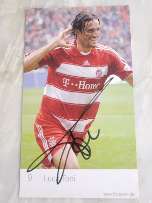 Authentic Luca Toni autograph on Bayern Munchen card like new