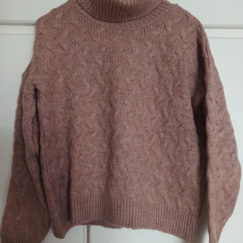 Pink salmon turtleneck sweater like new, one size with cable knit pattern