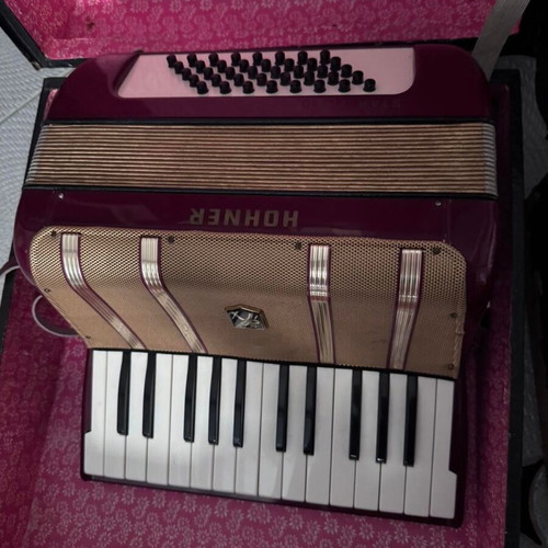 Hohner Starlet 40 Accordion like new with original case 1974