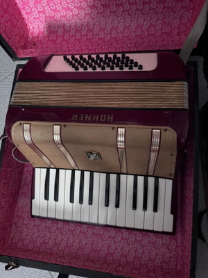 Hohner Starlet 40 Accordion like new with original case 1974