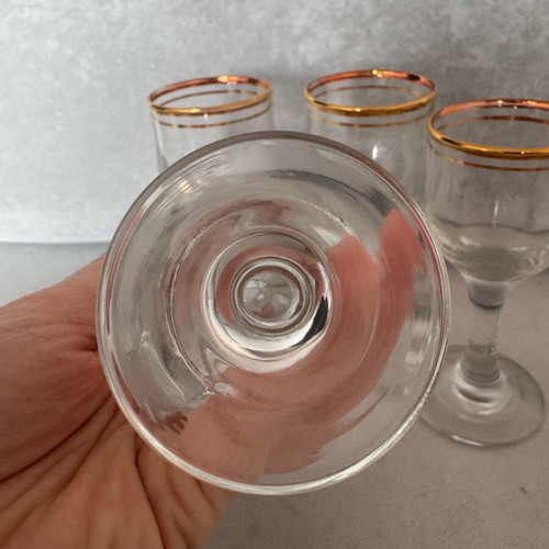 Set of 4 small liqueur glasses with gold rim like new, vintage