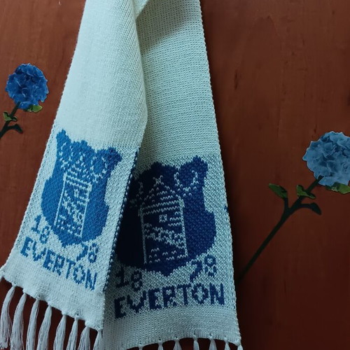 Everton knitted scarf, white with emblem