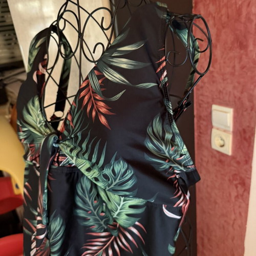 Ολόσωμο μαγιό Tropical Print σαν καινούργιο, μαύρη βάση με πολύχρωμα φύλλα