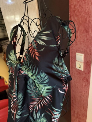 Ολόσωμο μαγιό Tropical Print σαν καινούργιο, μαύρη βάση με πολύχρωμα φύλλα