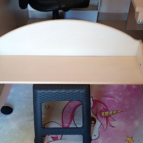 Wooden wall shelf with curved decorative back, for kids or teens