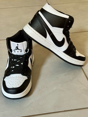 Jordan Air Jordan 1 Mid γυναικεία, σε άριστη κατάσταση, νούμερο 38, ασπρόμαυρα