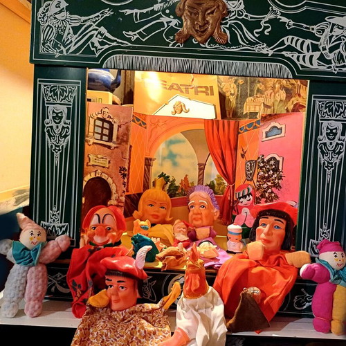 Theatro Art. 600 collectible puppet theater used, wooden, 6 large and 7 small figures