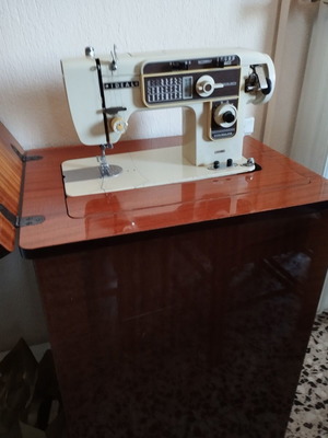 Ideal sewing machine with table