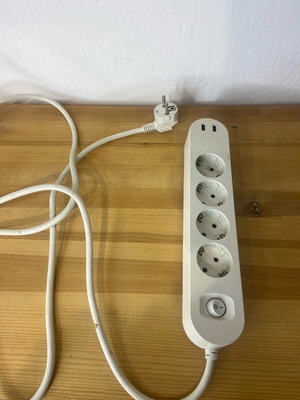 Разклонител с 4 гнезда и 2 USB порта с ключ и 3-метров кабел като нов