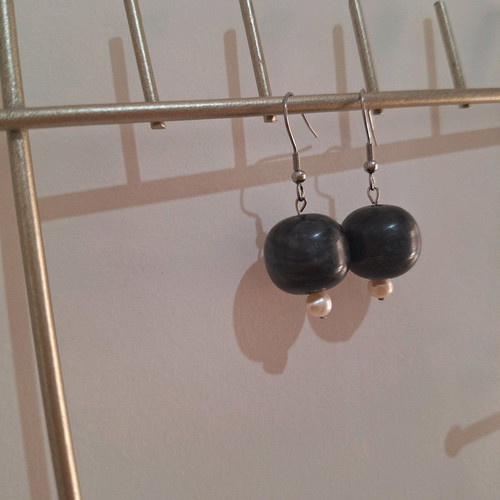 Handmade earrings with steel base, iridescent glass beads and freshwater pearls made to order