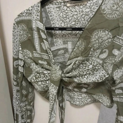 Mind Your Style crop shirt one size, worn once