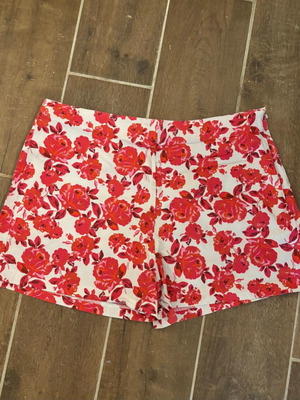 High waisted floral shorts Stradivarius like new, size L, white and red