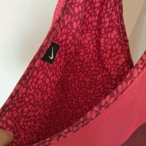 Nike gym bag like new, medium, fuchsia, shoulder type