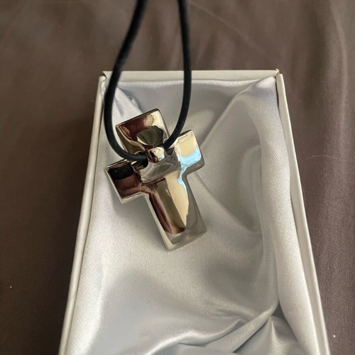 Cross pendant like new