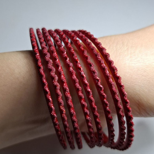 Set of red bracelets like new with wavy design, 8 pieces