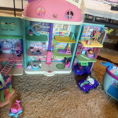Gambia Dollhouse complete set like new with many toys