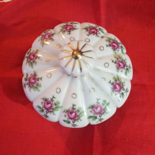 Porcelain jewelry box with gold details, like new, American vintage