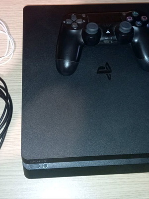 PlayStation 4 Slim μεταχειρισμένη 500GB μαύρη με χειριστήριο και αξεσουάρ