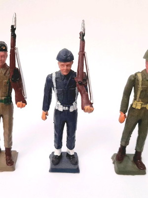 Athina military figures new, set of 3 pieces