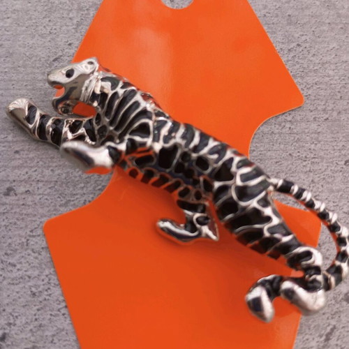 Tiger pin new, black and silver