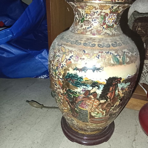 Satsuma table lamp like new without shade