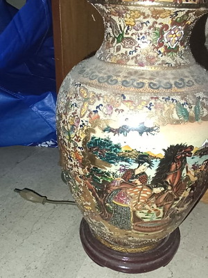 Satsuma table lamp like new without shade
