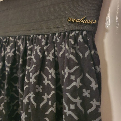 Noobass skirt like new, black with grey pattern, wide elastic waist