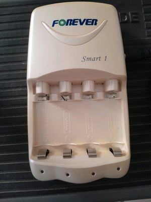 Battery charger Forever car 4-position like new