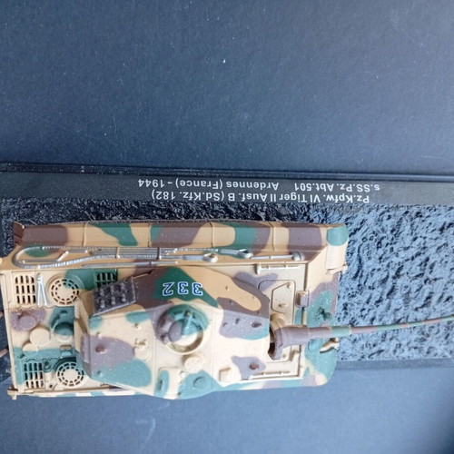 Collectible 1:72 scale tank models used with protective cases