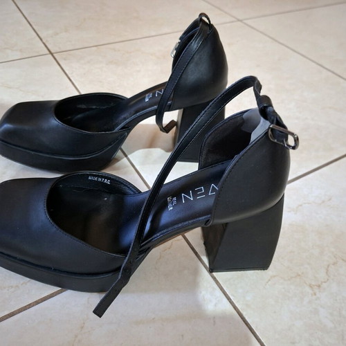 Seven women's black sandals like new, size 40