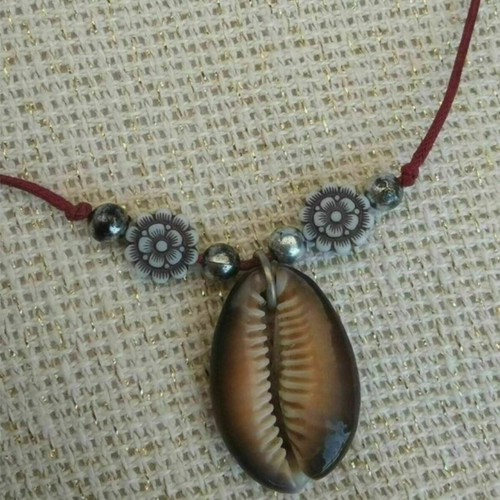 Short necklace with shell handmade from scratch, beige and red