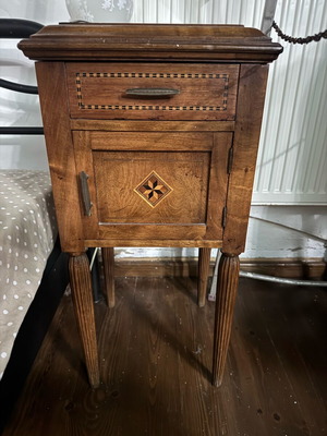 Ψιλό κομοδίνο αρτ ντεκο μεταχειρισμένο 40cm x 75cm